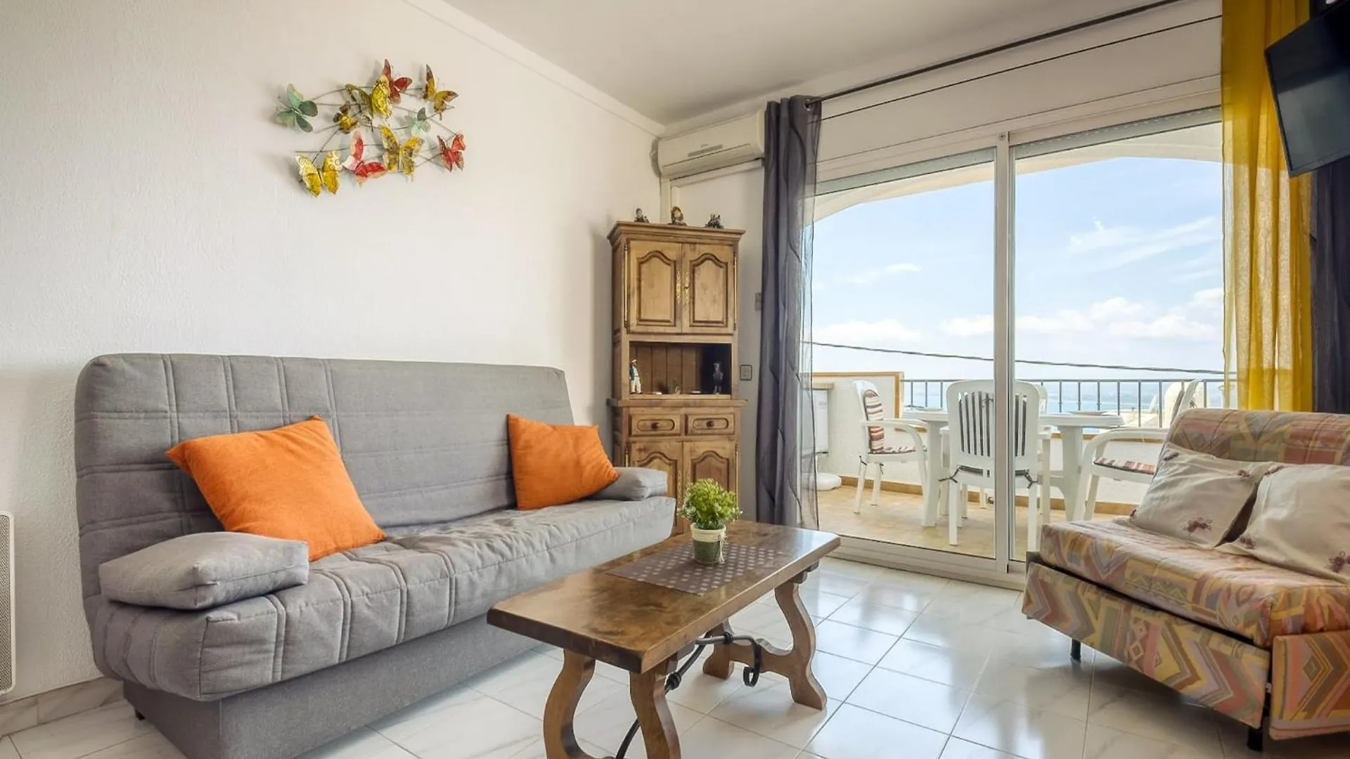 Pretty Apartment With Balcony Roses 0*,